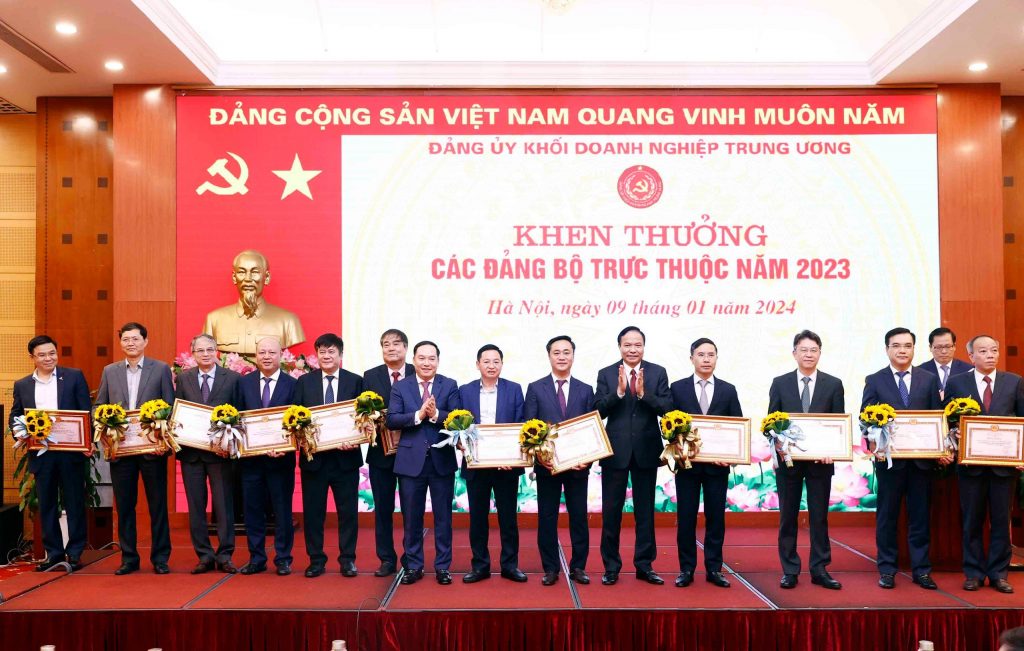 Đảng bộ VRG nhận bằng khen xuất sắc của Đảng ủy Khối Doanh nghiệp Trung ương